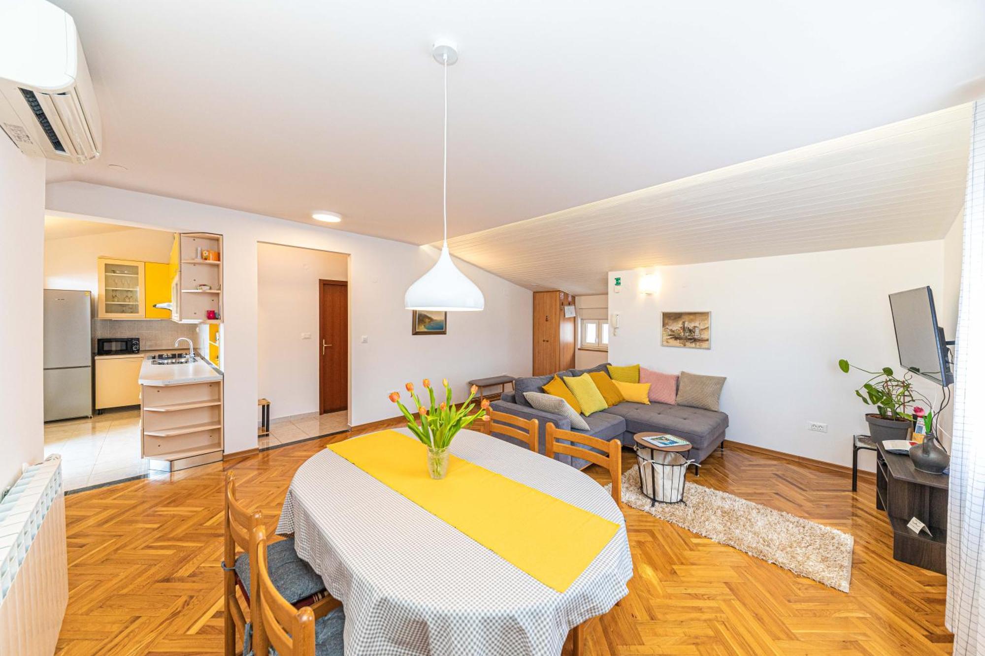 Apartments Iskra Stobreč Екстериор снимка